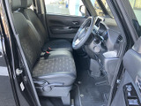 運転席まわりは視界が広く、前方や周囲の確認がしやすいレイアウトです。座面と背もたれにはゆとりがあり、落ち着いて過ごせる空間をお探しの方にもおすすめです。