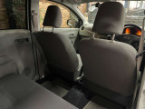 後ろの席から見た前の席の背もたれです。運転席の奥にメーターが光っています。