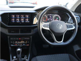 機能的にまとめられた運転席まわり。輸入車らしい上質感も魅力です。