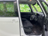 運転席まわりは前方の視界が広く、窓から光が入る開放的な空間です。シートと足元にゆとりがあり、乗り降りもしやすい配置で、日々の運転を心地よく支えます。