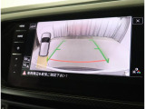 ★ギアをリバースに入れると車両後方の映像を映し出します。バック時の後方視認をサポートします。
