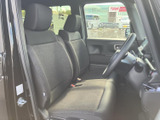 前席はゆったりとした座面と背もたれで、運転席・助手席とも落ち着いて座れる空間です。大きな窓から周囲を見渡しやすく、乗り降りの際にも開放感があります。