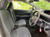前席は視界が広く、運転席と助手席の間にもゆとりを感じるレイアウトです。落ち着いた色合いのシートと見通しのよい窓まわりで、毎日の移動も心地よく過ごせます。