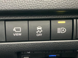 車両周辺表示や走行支援に関わるスイッチが並び、マークを見ながら必要な項目を選びやすい配置です。機能の切り替えに使う操作部を、手元で確認できるのが便利です。