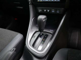 CVT(無段変速)のオートマチックです。フロアシフトがとても使い易いです。また高燃費に貢献するのもこのオートマチックです(*^_^*)