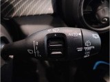 MINIの内装はとにかく『円』に拘ったデザインコンセプトが一目で伝わってきます。これほど円形に拘った車は他に御座いません。伝統のデザイン、トグルスイッチなど遊び心のある内装で御座います。