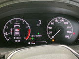 速度やエンジン回転数、燃料残量などをメーターにまとめて表示し、運転中に必要な情報を確認しやすい構成です。中央の表示も見やすく、状況把握をサポートします。