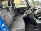 フロントシートはベンチシートです。インパネシフトで足元は広々。運転席と助手席はウォークスルーできます。