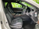 運転席まわりを見渡しやすく、シートに腰掛けた際も前方の視界が広がります。落ち着いた色合いのシートと手の届きやすい配置で、毎日の乗り降りも快適にお使いいただけます。