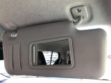 バイザーにはバニティミラー付き。車を降りる際には身だしなみをチェックを忘れずに♪