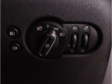 MINIの内装はとにかく『円』に拘ったデザインコンセプトが一目で伝わってきます。これほど円形に拘った車は他に御座いません。伝統のデザイン、トグルスイッチなど遊び心のある内装で御座います。