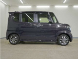リアには左右スライドドアを採用。狭い駐車場でも開閉しやすく、強風の日でもドアが煽られにくくなっております。小さなお子さまやご年配の方も安心して乗り降りできます。