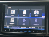 目的地や住所、自宅などから行き先を選べるナビ画面を備えています。メニューが項目ごとに表示され、初めて使う方にも目的の操作を探しやすい構成です。