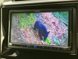 画面にテレビ映像を表示でき、停車中に番組や映像を視聴して過ごせます。車内での待ち時間にも活用でき、画面上で映像を楽しみたい方にうれしい装備です。