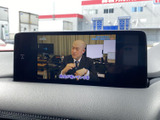 停車中にテレビ番組の映像を楽しめるモニターを備えています。画面に映像や字幕が表示されるので、休憩中などに視聴したいときにも便利。車内で過ごす時間を充実させます。