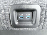 USB充電ポートです。車内でスマホなど電子機器の充電が可能です♪
