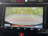 後方の様子を画面で確認でき、距離の目安となるガイド線も表示されます。駐車時や車庫入れの際に周囲を確認する助けとなり、毎日の運転をサポートしてくれます。