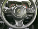 手元にスイッチ類がまとまり、運転姿勢を保ちながら必要な操作に移りやすい設計です。握りやすい形状で、毎日の移動をサポート。メーターも正面に収まり、運転中に情報を確認しやすいレイアウトです。