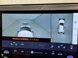 パノラミックビューモニターを装備。駐車場や交差点でクルマを真上から見るように周囲を確認できます。機能の詳細は販売店スタッフまでおたずねください。