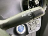 レバーには方向指示やライト関連の表示が記され、運転席から目で確かめやすい配置です。必要な操作を手元で行えるため、日常の運転時にも扱いやすく便利です。