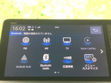 ラジオやテレビ、スマートフォン連携など、選べるメニューが画面に並びます。使いたい音源を見つけやすく、日々の移動時間に合わせて車内の楽しみ方を選べます。