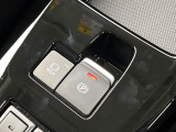 【オートブレーキホールド】信号待ちや渋滞で停車時にブレーキから足を離しても、停止状態を保持してくれます。前進するときはアクセルを踏めば自動で解除されるので安心♪街乗り運転が楽になります♪
