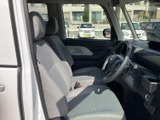 明るい色合いのシートが並ぶ運転席まわりは、視界が広く開放的な印象です。座面と背もたれにゆとりが感じられ、乗り降りもしやすい配置。助手席の方も落ち着いて過ごせる空間が広がっています。