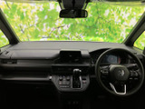運転席まわりは前方へ広がる視界が得られ、周囲の状況を確認しやすいレイアウトです。シートや足元にもゆとりがあり、毎日の移動を快適に支えます。