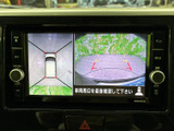 後方の映像に加えて車両周辺の表示もあり、駐車時に周囲の様子を確認する際に役立ちます。画面の案内を目安にしながら、目視でも安全確認を行えます。