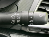 表示が見やすく、レバーに備わる機能をひと目で把握しやすい配置です。運転席から手を伸ばして操作でき、周囲の状況に応じた灯火類の操作をサポートします。