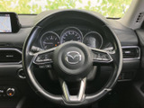 手元にスイッチを備え、運転姿勢を大きく変えずに各種機能へアクセスしやすい仕様です。メーターを見渡しやすい配置で、日々の運転を快適にサポートする装備となっています。