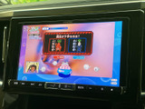テレビ番組を画面で視聴でき、停車中の待ち時間も有効に活用できます。映像が大きく表示されるため内容を確認しやすく、休憩中のひとときに楽しみを添えてくれます。