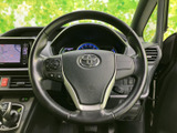 ハンドルのすぐ近くに操作部がまとまり、運転姿勢を保ちながら手を伸ばしやすい配置です。前方への視線を意識しつつ扱いやすく、日々の運転を支えてくれる装備です。