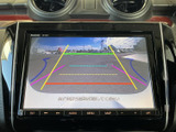画面には後方の映像と進路の目安が表示され、駐車時の周囲確認をサポートします。画面下に操作ボタンがまとまり、必要な表示を確認しながら扱いやすい配置です。