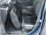 助手席シートアンダーBOXが装備されています!車検証ケースなどを入れておくと、助手席前のグローブBOXが有効に使えます♪開閉は簡単にできます!
