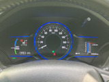 速度や燃料残量などの情報がメーターにまとまり、運転席から確認しやすいレイアウトです。表示が見やすく、走行中も必要な情報を把握しやすい装備です。