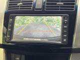 後方の映像にガイド線が表示され、駐車時に車両後方の位置関係を確認する目安になります。周囲の安全を目視でも確かめながら操作でき、車庫入れや駐車をサポートします。