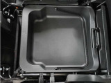 助手席シートアンダーボックスで大きな荷物も、濡れた荷物も収納可能です。