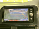 後方映像に加えてガイド線が表示され、駐車時に車両と周囲の位置関係を確認する目安になります。画面を見ながら後方を確かめられるため、駐車操作をサポートする便利な装備です。
