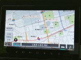 地図上に現在地周辺の道路や施設名が表示され、縮尺やメニューも画面から確認できます。目的地までのルート確認や、初めて訪れる場所への移動にも活用できます。