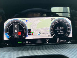 【Digital Cockpit Pro】基本の速度計とタコメーターの表示に加え、中央にドライビングデータやマップなどを少ない視線移動で視認できます。