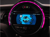 MINIのメーターパネルは円をコンセプトにデザインされております。おしゃれで愛嬌のあるMINI独自のデザインに惹かれる方は数多くいらっしゃいます。