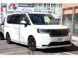シンプルでスクエアなデザイン。視界の良い大きなガラスエリア。横に広がるフロントグリルが特徴です。