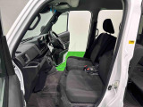 大きなドアと低い床に加えて乗り降りのし易に優れたフロントシートで乗り降り楽々。運転席から助手席側への移動も簡単。