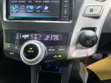 エアコンのパネルとシフトレバーです。AUTOのダイヤルがあり、外の気温も表示されています。