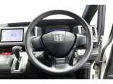 ハンドルの下部がフラットな形状になっているので、メーターなどの視野性が増し運転者にとって快適で安全です。