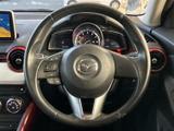 手元には複数のスイッチが備わり、運転姿勢を保ちながら必要な機能にアクセスしやすいレイアウトです。メーターとの位置関係も分かりやすく、普段の運転を快適にサポートします。