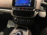 運転席まわりの操作部をご紹介します。手の届き方やスイッチの配置も、お車選びで確かめたいポイント。ご納車後のドライブを楽しめるよう、操作方法もお気軽にご相談ください。