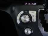 オートエアコンが付いています!1年中快適な室内を提供。車内温度を設定すると風量を自動で調整してくれます。