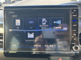 SDやUSB、Bluetooth Audioなどの選択項目が画面に並び、使いたい音源を確認しやすい構成です。交通情報やカスタマイズにもアクセスでき、日常の操作に便利です。